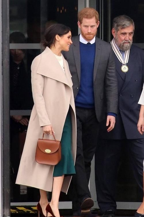 看完梅根王妃的小西装，再看凯特王妃的小西装，网友：还是她好看