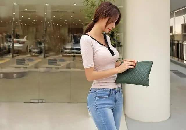 修身的牛仔裤,让你拥有s型曲线不是梦想