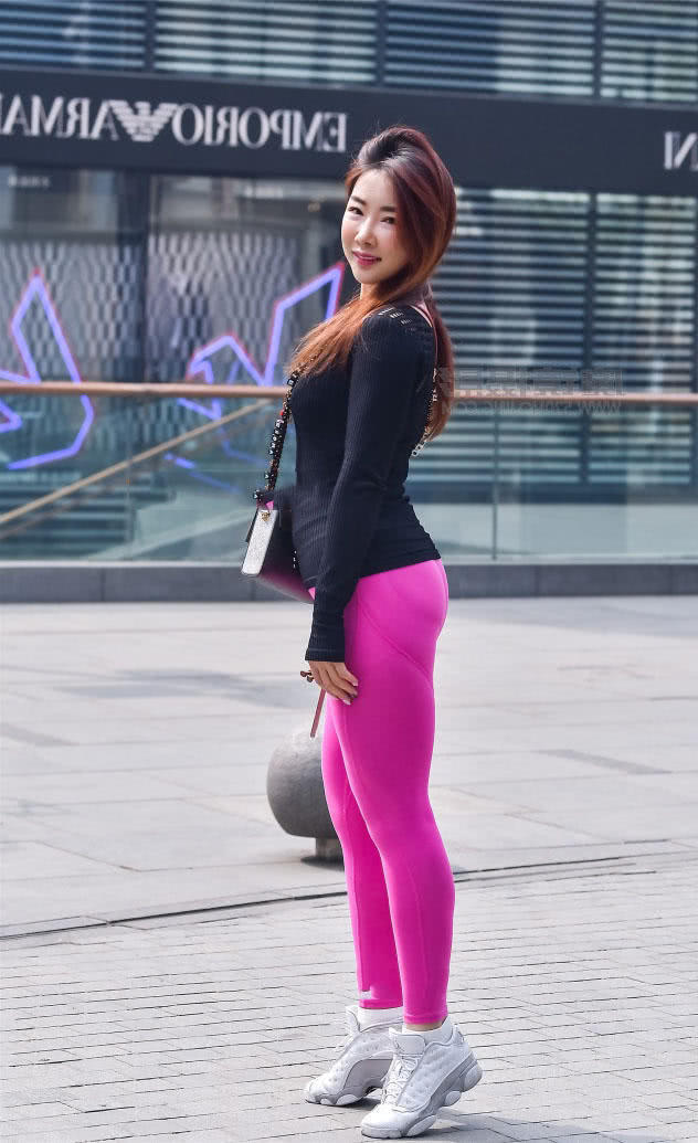 街拍红色紧身裤熟女，紧绷的身材曲线迷人，傲人上围让人忍不住多