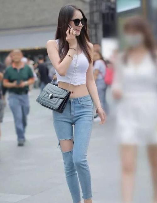  『碎花』街拍：秀丽端庄的美女，一条玫红色的碎花连衣裙，时尚优雅女神范