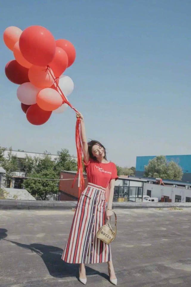 街拍中的扛把子高圆圆,完美诠释多重风格,网友:不愧是女神