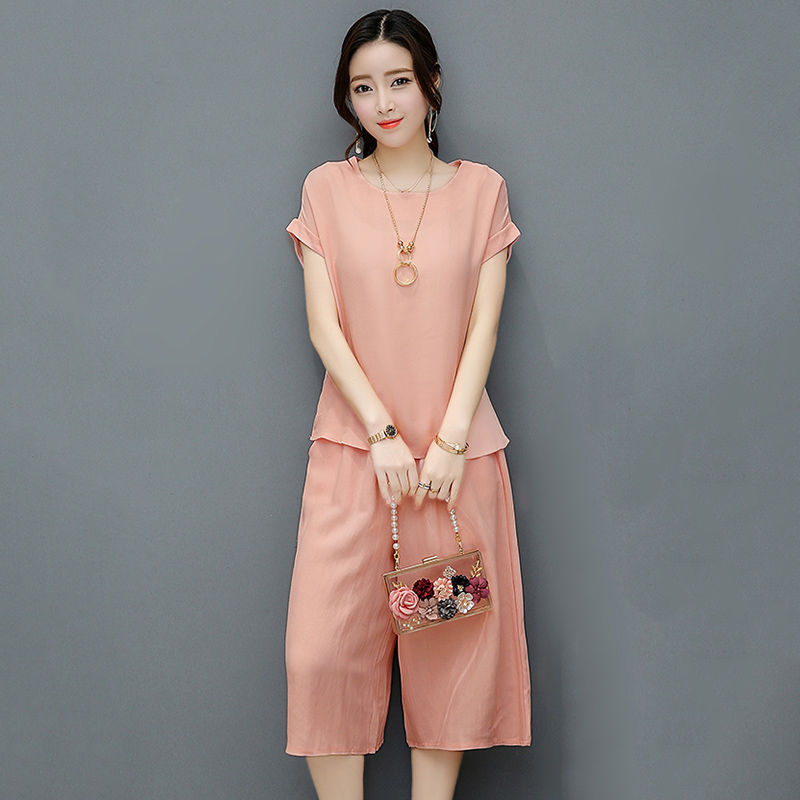 45岁老婆真会穿!旅游穿阔腿裤+瓢鞋秒变小姐姐,年轻十岁不止