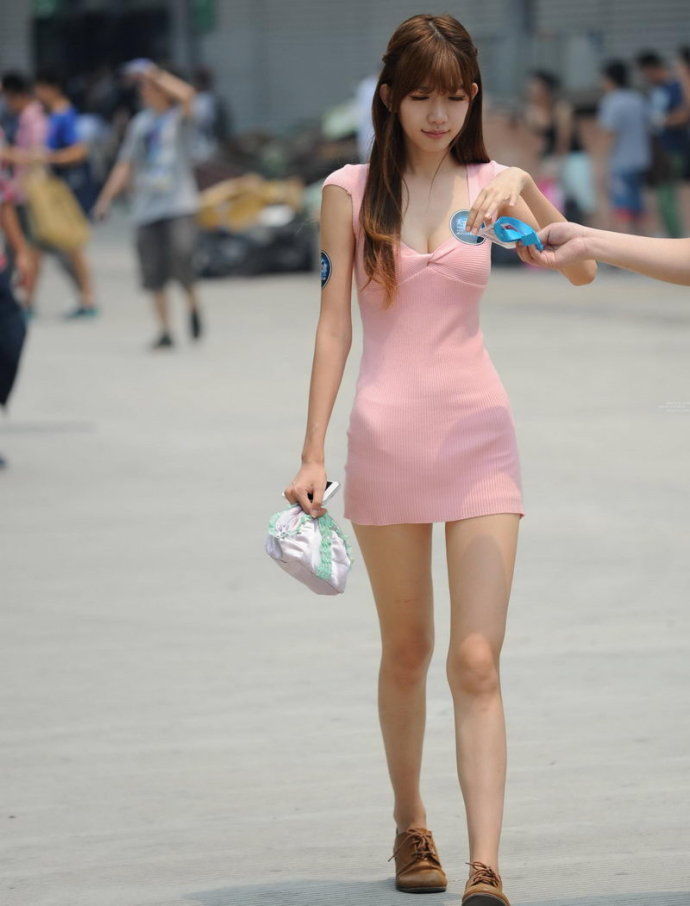 车站附近请来的美女，粉色包臀裙可爱又性感