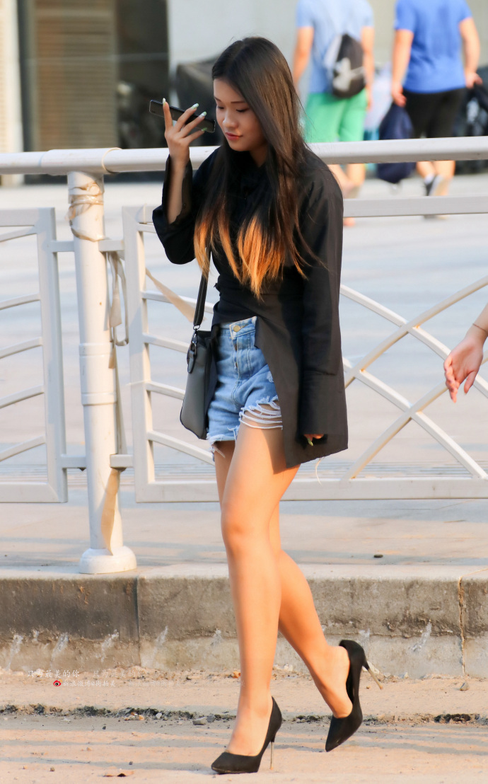 路人街拍，小姐姐真的是太苗条了，要多吃饭哦