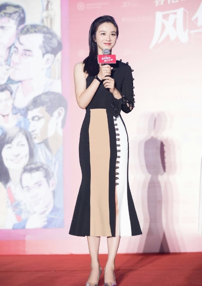 汤唯裙子穿的有短又紧，坐下的瞬间好尴尬！好歹也拿东西盖一盖吧