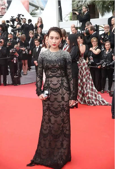 马苏这是得罪了造型师，裙子上面分三节，所有的缺点都暴露了！