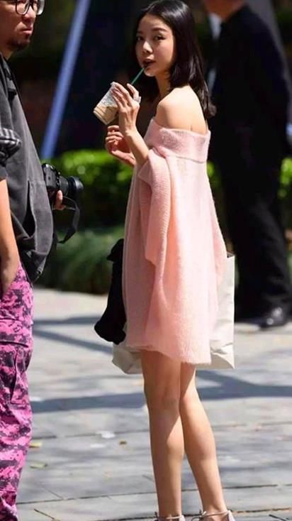  「美女」街拍：笑容甜美的美女，一件皮草上衣配黑色短裤，时尚唯美气质