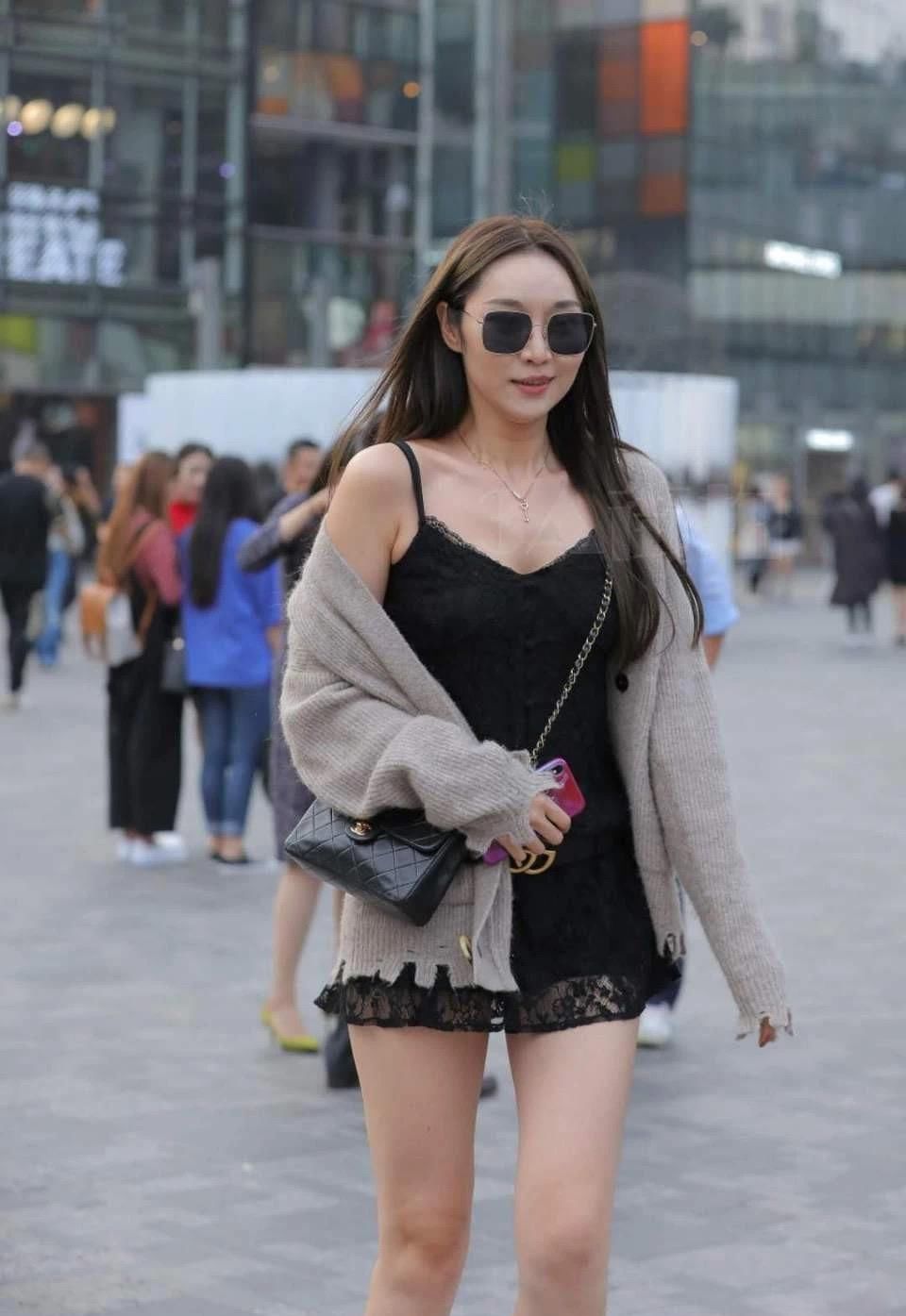  「美女」街拍：天气不是改变小姐姐穿衣搭配的主要因素，美女要的是回头率