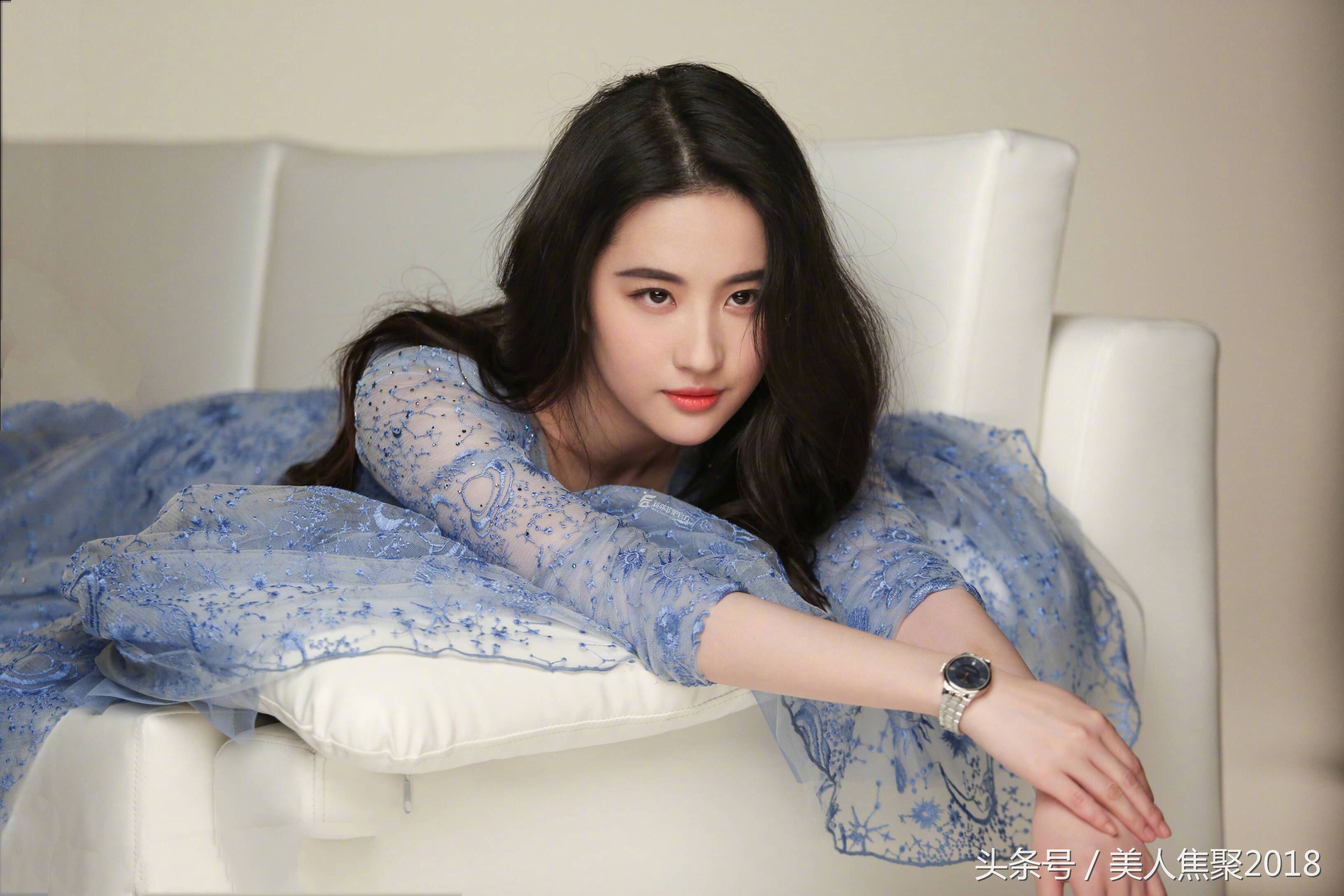 “神仙姐姐”刘亦菲身穿星空网纱长裙，尽显妩媚迷人风情