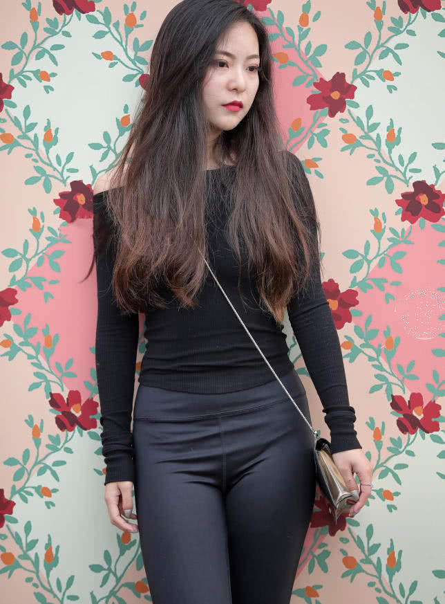 气质小姐姐黑色弹力裤到处都是勒痕,高颜值怎么拍都是美