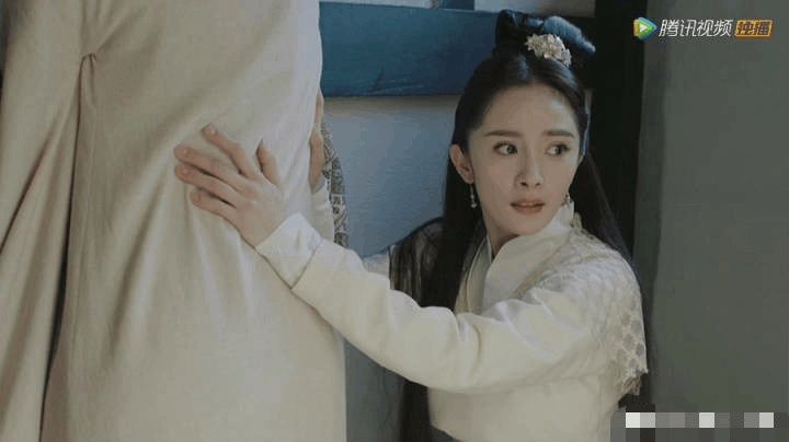 杨幂发游戏广告遭人指责误导孩子, 网友分两派争论不休