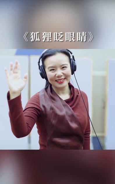  #暗红色#再被龚琳娜新歌洗脑，穿“无痕裙”真能扭，勒这么紧仍没一丝赘肉