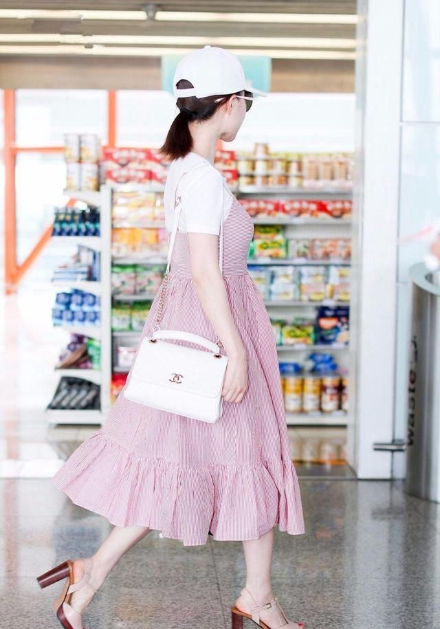 舒畅清新穿搭亮相，吊带粉裙搭配鱼嘴鞋，可女神的小细腰哪去了?