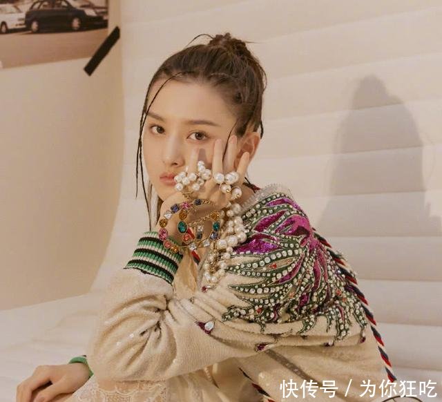 宋祖儿小小年纪胆好肥，耳朵“扎”了2根针，想要当校花还真难！