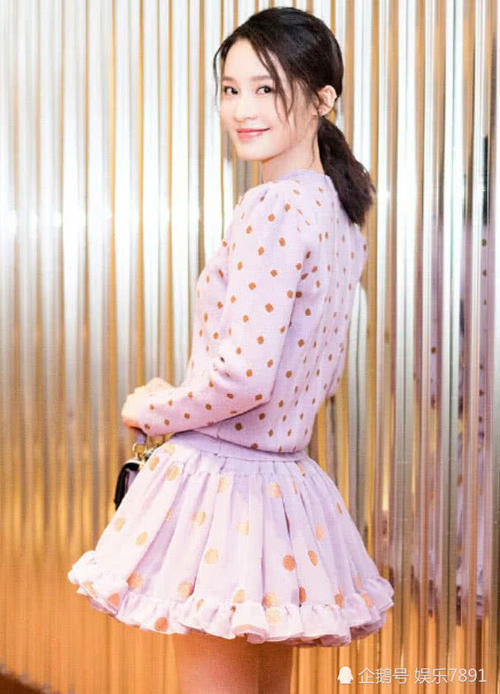 李沁穿的裙子太短，只盖住腿部大约15cm，网友：伸个懒腰试试