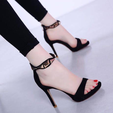 高跟凉鞋的欧美风尚，融汇东方气场，唤醒女人自然美