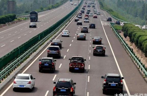 春节高速怪相: 超车道跑80KM/H, 慢车道跑120KM/H