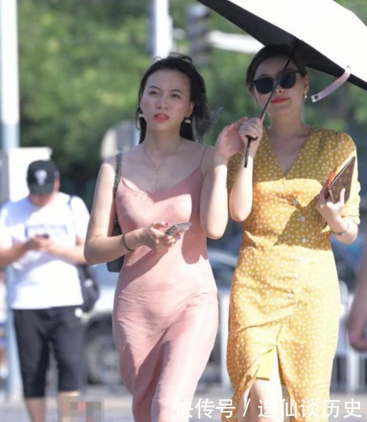  辣妈：街拍辣妈亮相街头气质不凡，面对镜头自信又迷人