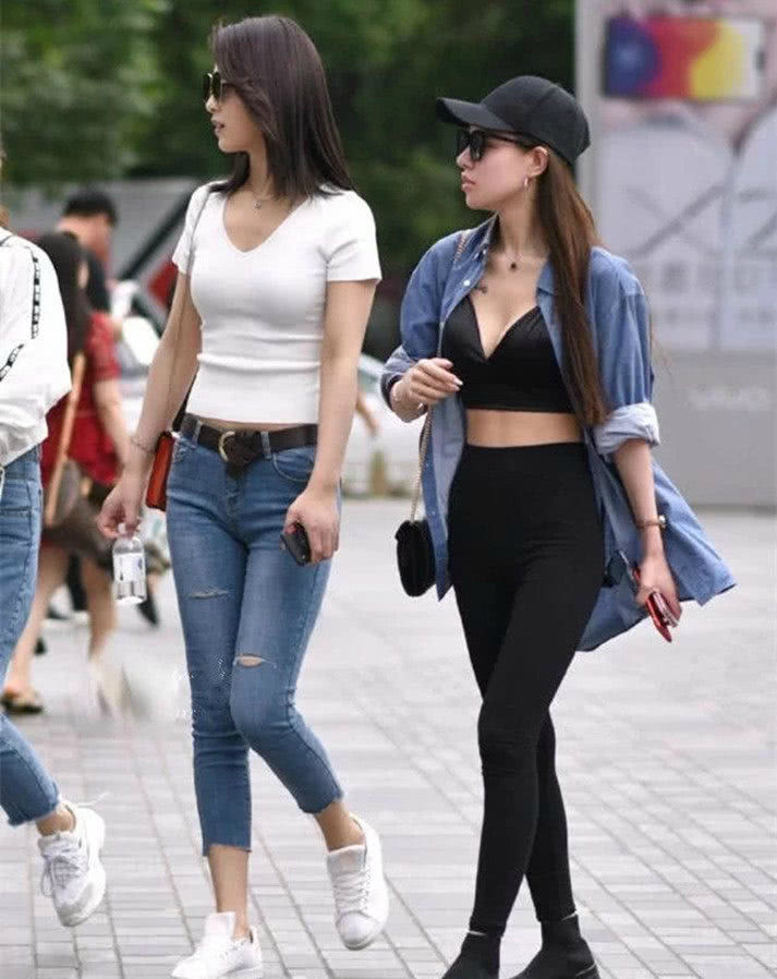 露脐装，紧身裤，简单时尚的穿搭给小姐姐成熟性感的女人味