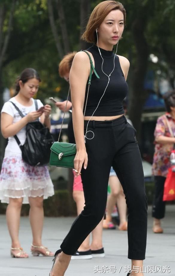 街拍抽着烟的黑色紧身裤长腿高跟美女，快收藏！