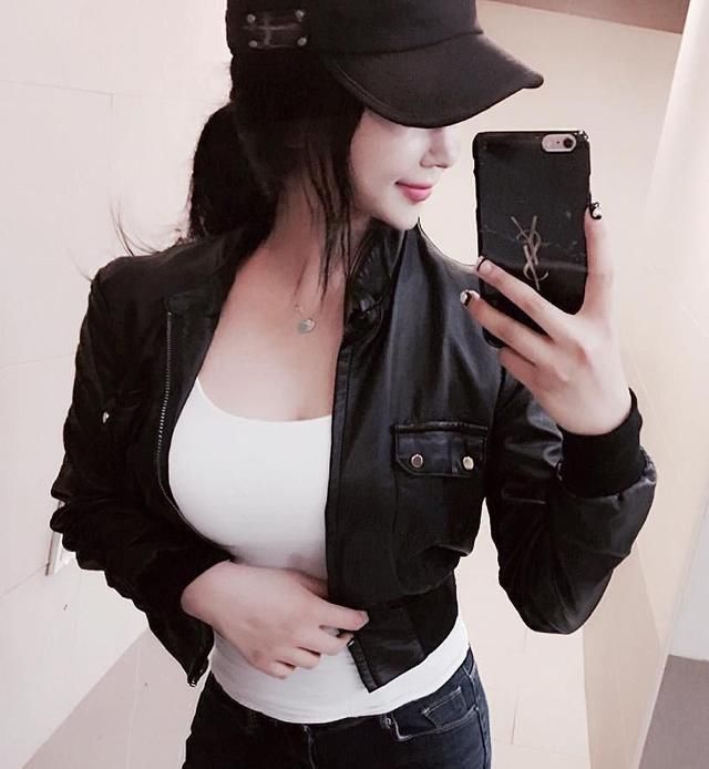 女人爱穿牛仔裤，丰满肥硕的身材，遮挡不住！