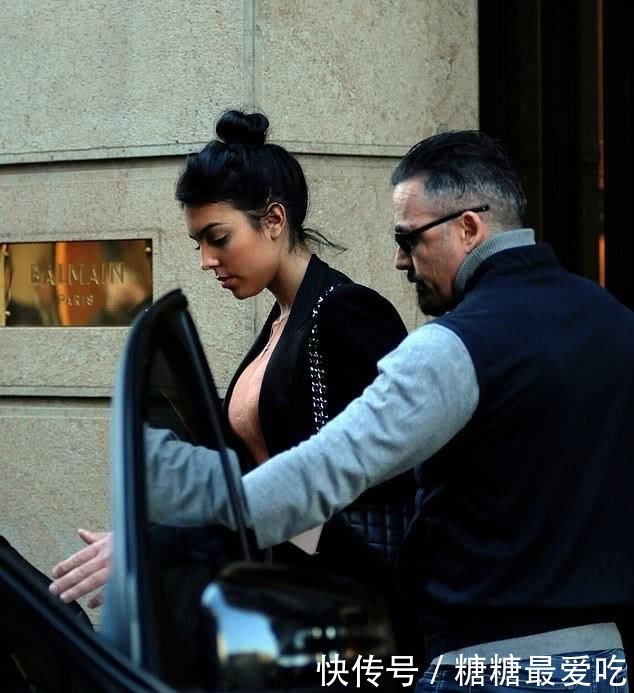 『 极致』极致身材藏不住，保镖贴身护驾，C罗女友带迷你罗逛街购物