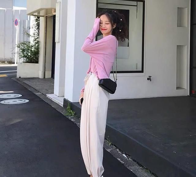 『感觉』街拍:美女贼好看”的穿搭,秒变时尚妖精,养眼好看