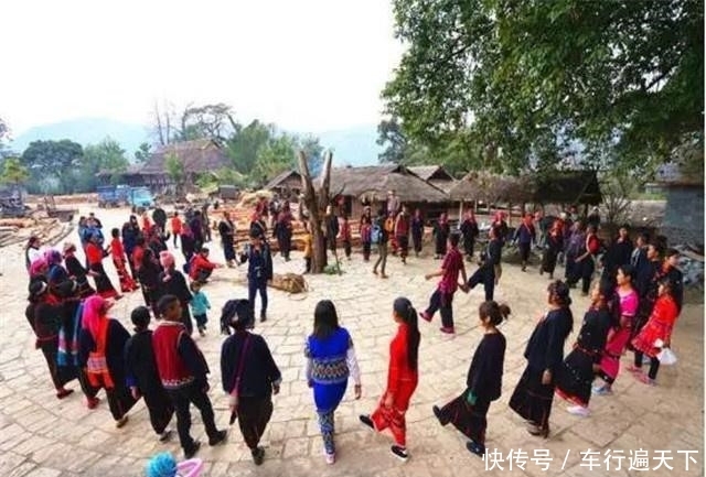 中国最后一个原始部落，男女烟斗不离身，小孩拿虫子当“零食”