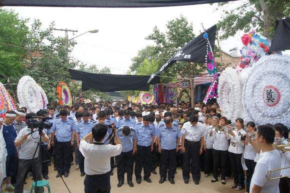 最美女民警为救人而牺牲,怀孕八个月的她仍坚