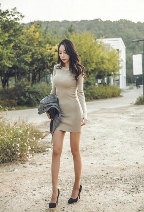 街拍：紧身的包臀裙美女都可以驾驭，无论怎么搭都很美