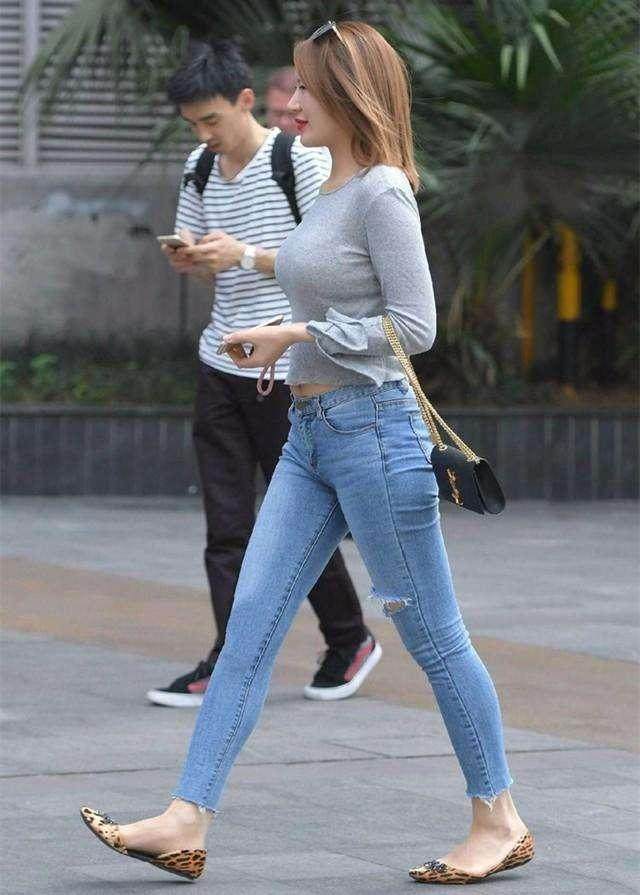 街拍: 紧身牛仔裤的小姐姐, 牛仔裤都撑的紧紧的, 让路人不忍直视
