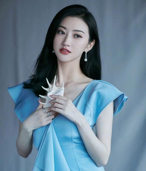  #气质#三木的高级穿搭又来一波！白色衬衫配“虾皮粉”半身裙，气质清新