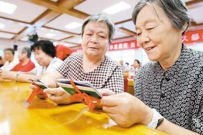 这些人的养老金，要按工龄上调？满一年就增加“这个数”！