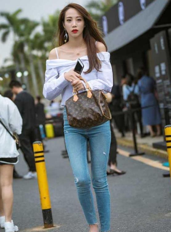 『蓝色』街拍时尚清新的美女,身穿白色背心配蓝色牛仔裤,魅力优雅气质