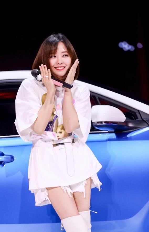 张靓颖终于不“丧”了，好不容易扮嫩成功的她，却被这双鞋给毁了