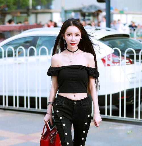 街拍:时尚又性感,青春活力十足的小姐姐,真的会忍不住多看两眼