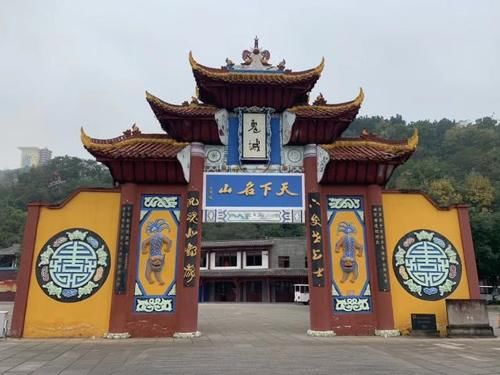 重庆让人印象深刻的一座城，走一遍，就像下了一趟“阴曹地府”