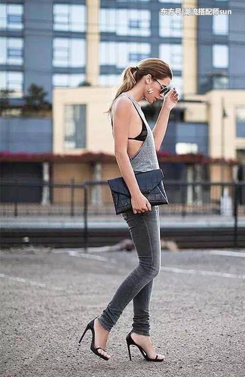 街拍：图1辣妈钟丽缇，上身只穿内衣就出门？图2这长腿真撩人！