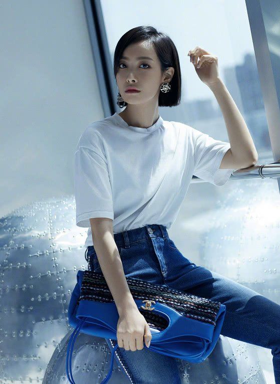 宋茜剪了短发如同整容，“折叠包”亮了，包包都可以当腰带了