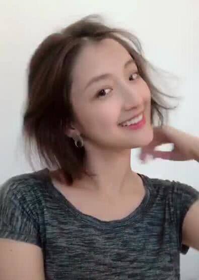 你敢掀刘海吗？小姐姐这一掀实在太迷人了，网友：竟有心动的感觉