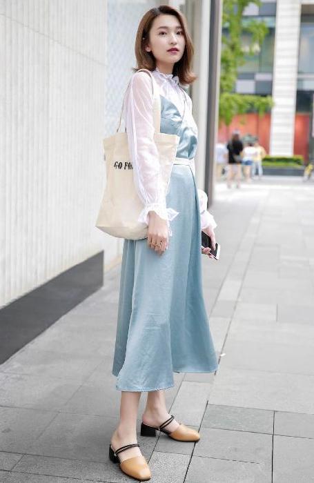 街拍：清纯可人的美女，明媚的微笑，怎能不惹人爱怜