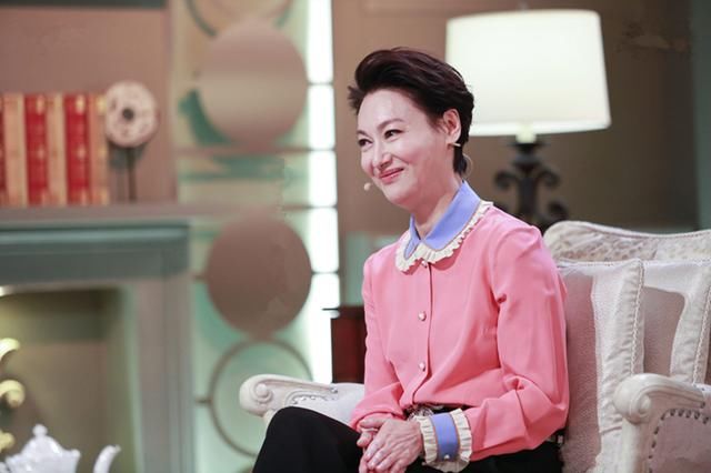 价值过万的粉色衬衫，21岁关晓彤青春少女，58岁惠英红优雅显气质