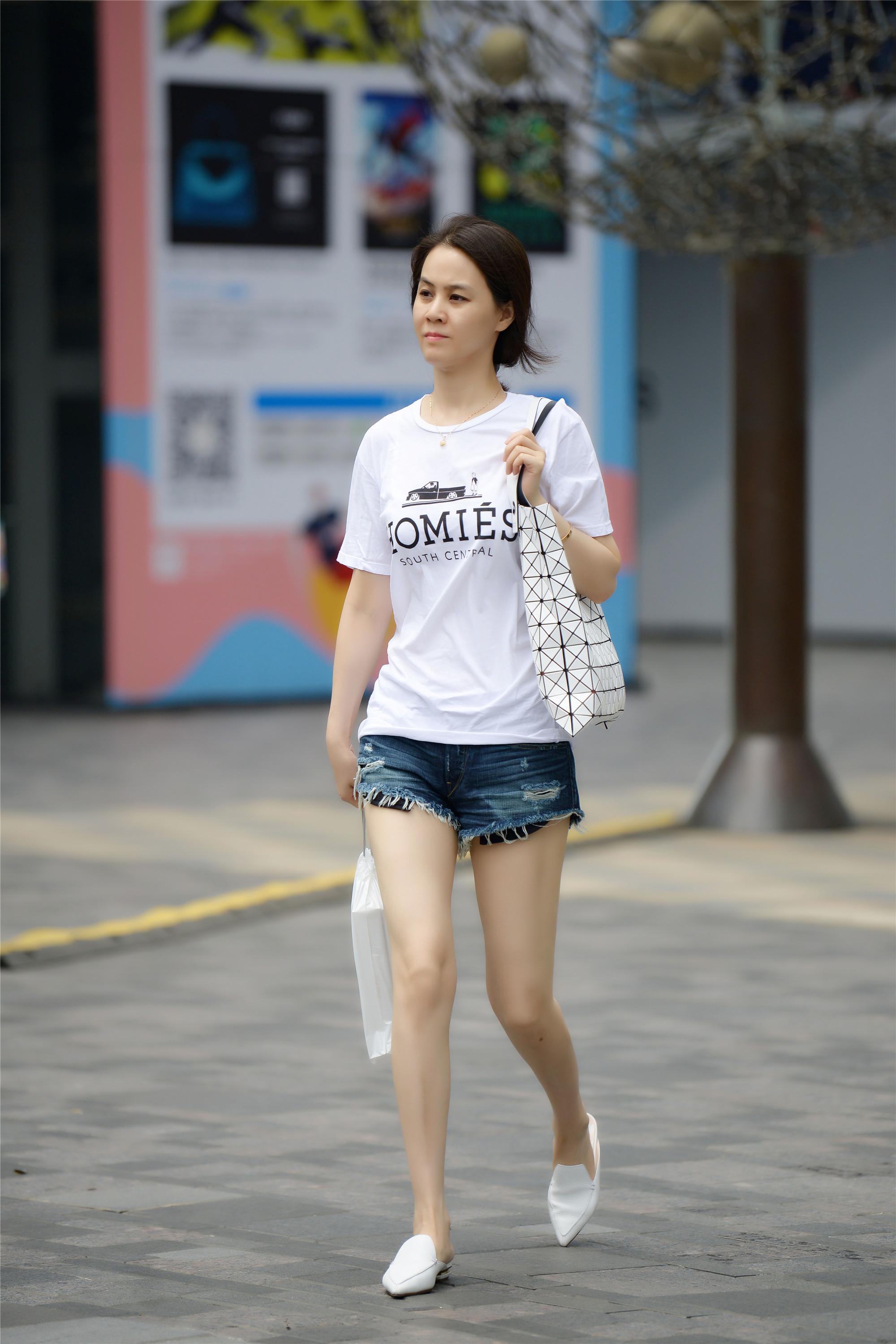 时尚街区的姑娘不穿牛仔短裤出行，这个夏天就会觉得不完整