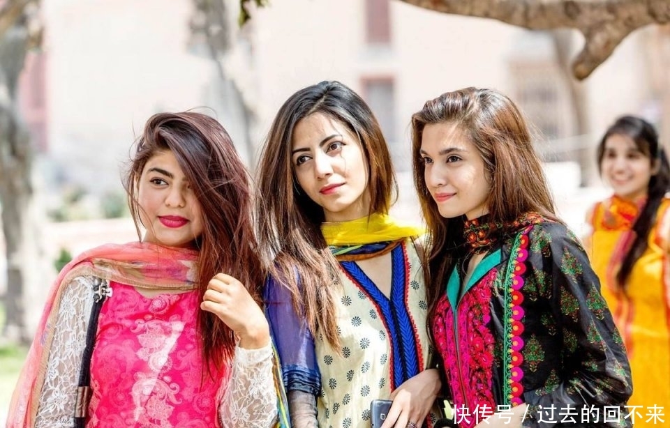 中国小伙到巴基斯坦,立刻被巴铁姑娘认出来,还笑得非常开心