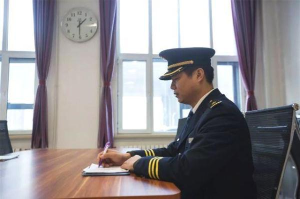 是他，就是他！把高铁开回了家！