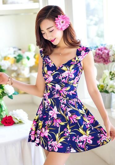 笑容甜美的泳衣美女，展现出苗条细腻的身姿，散发着优雅的女人味