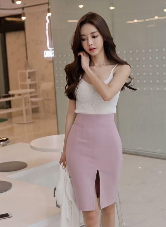 时尚街拍:年轻自信的包臀裙美女，娇俏清新脱俗，很招人喜欢!