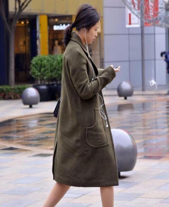  「气质」街拍：姿色天然的美女，一件白色套装裙，时尚达人气质