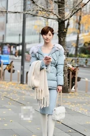  『搭配』路人街拍，小姐姐内搭高领的毛衣裙，更显温柔知性