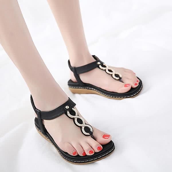 纤纤玉足涂上指甲油，真白嫩！搭水钻凉鞋一手握住，享受一个夏天